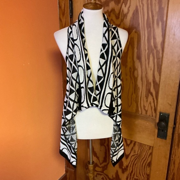 Derek Heart Black and White Geometric Cardigan - Picture 5 of 9